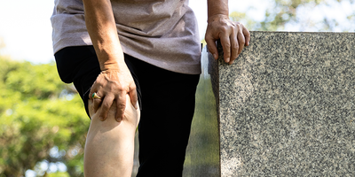 Gambe gonfie negli anziani: cause e rimedi